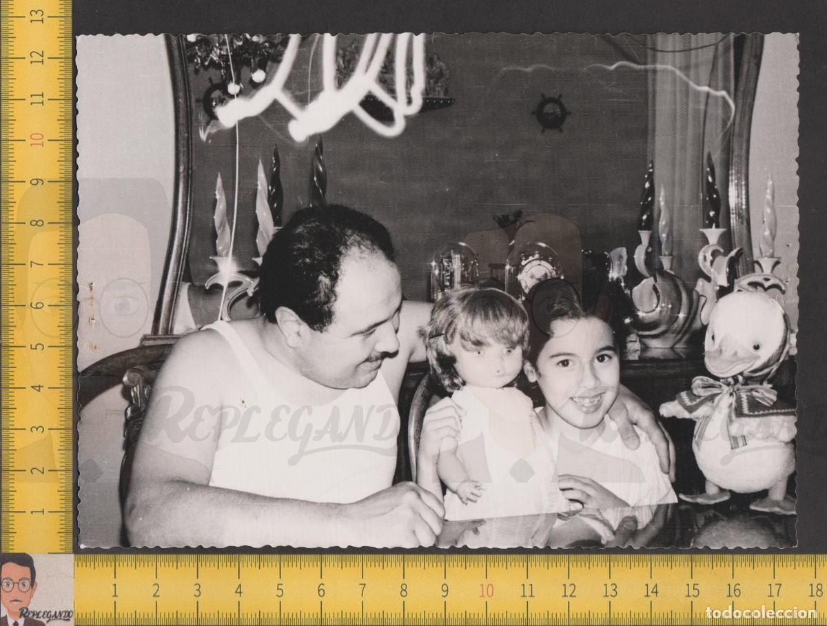 Fotografia antica: PADRE E HIJA - HOMBRE Y NI&Ntilde;A MU&Ntilde;ECA PATO PELUCHE JUGUETE - FOTO ANTIGUA A&Ntilde;OS 50/60 - INFANCIA ESPA&Ntilde;A
