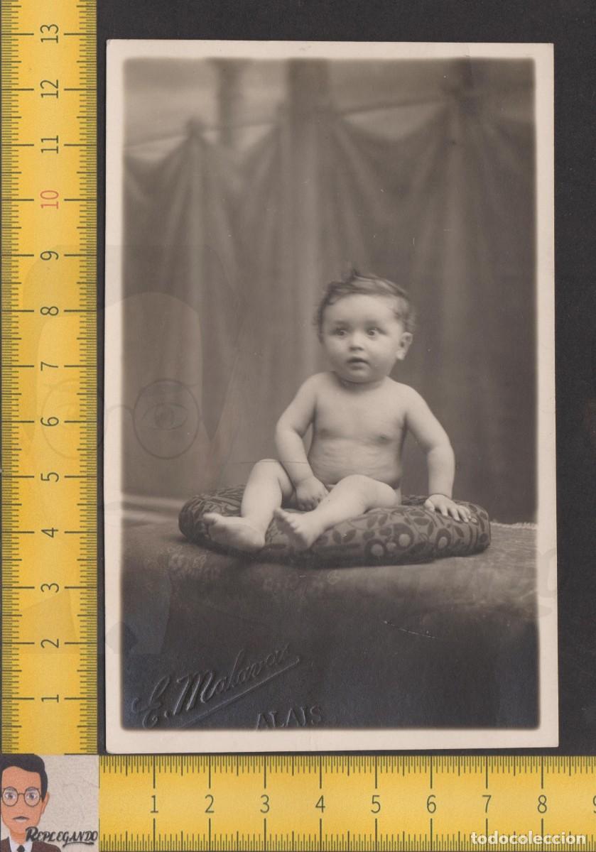 Fotografia antica: NI&Ntilde;O BEB&Eacute; POSA SENTADO SOBRE COJ&Iacute;N - FOTO ANTIGUA ESTUDIO A&Ntilde;OS 10 - E. MALAVAS ALAIS FRANCIA FRANCE