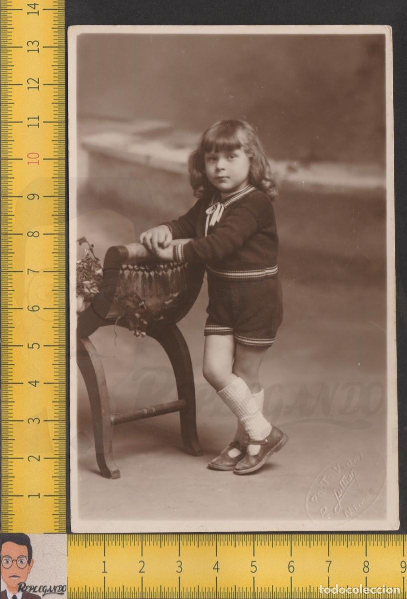 Fotografia antiga: SIMP&Aacute;TICO NI&Ntilde;O DE PELO LARGO POSA JUNTO A SILLA - FOTO ANTIGUA ESTUDIO A&Ntilde;OS 20 - VIDAL NIMES FRANCIA