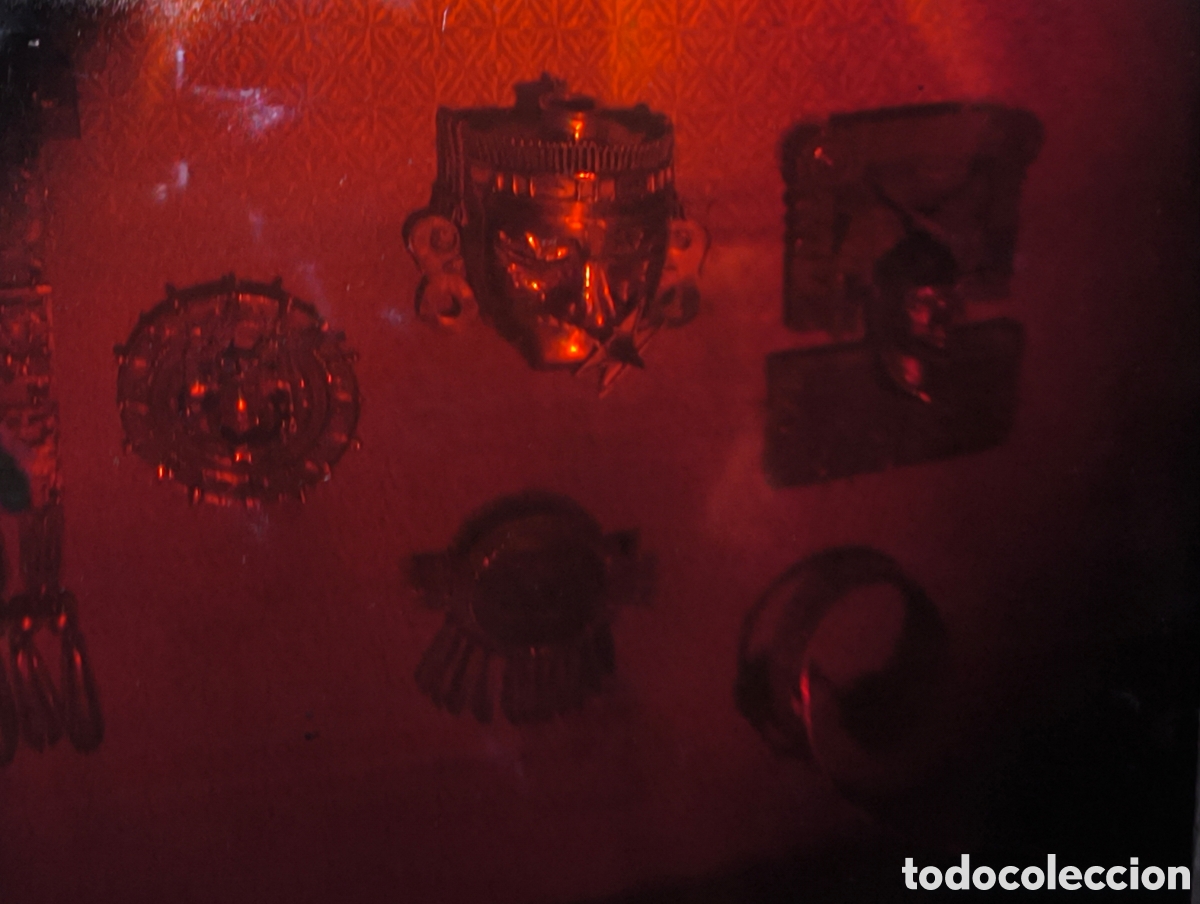 Alte Fotografie: Holograma en cristal de una pared con trofeos.