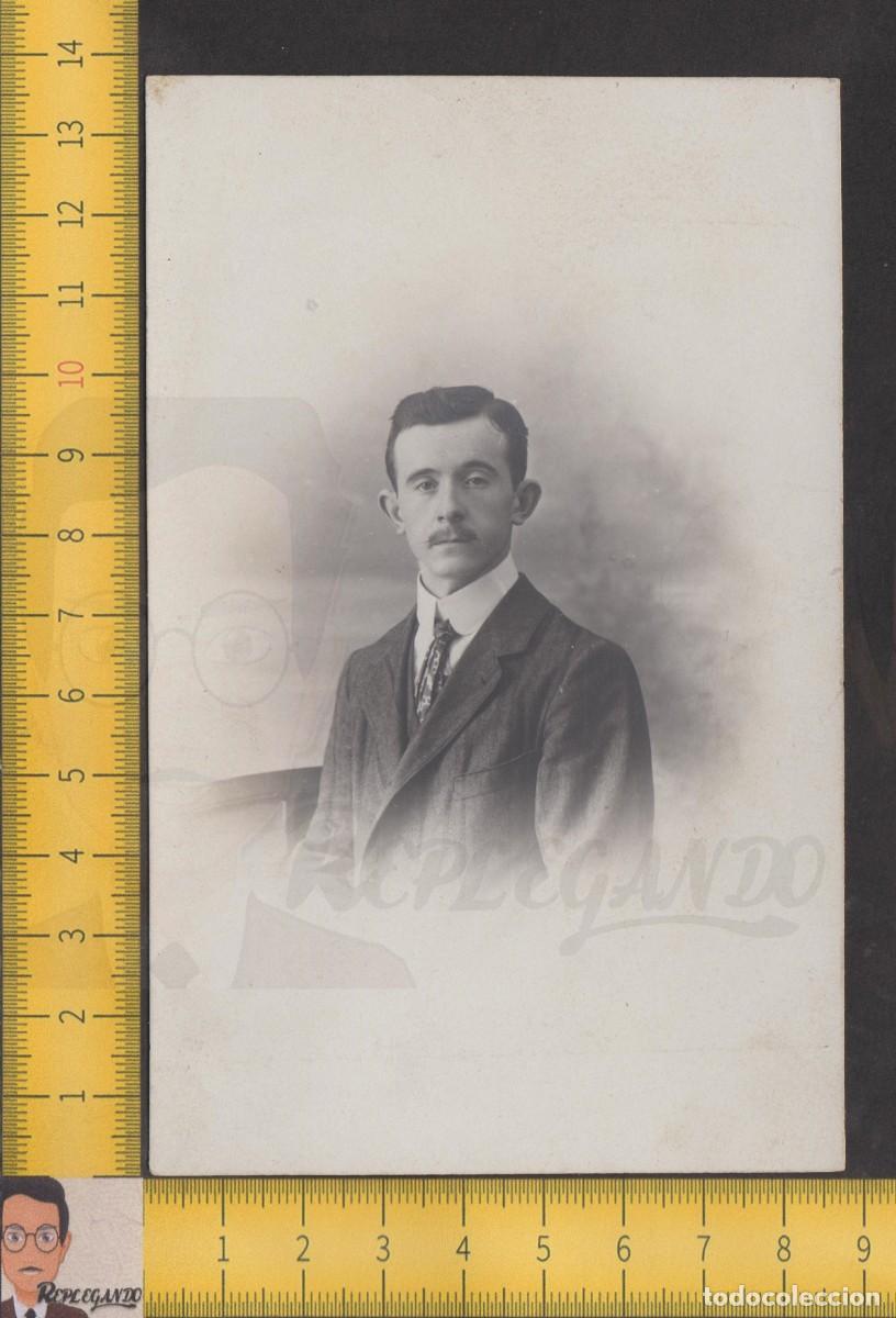 Fotografia antiga: RETRATO ELEGANTE HOMBRE BIGOTE SENTADO - FOTO POSTAL ANTIGUA CIRCA 1910 - THE BROM