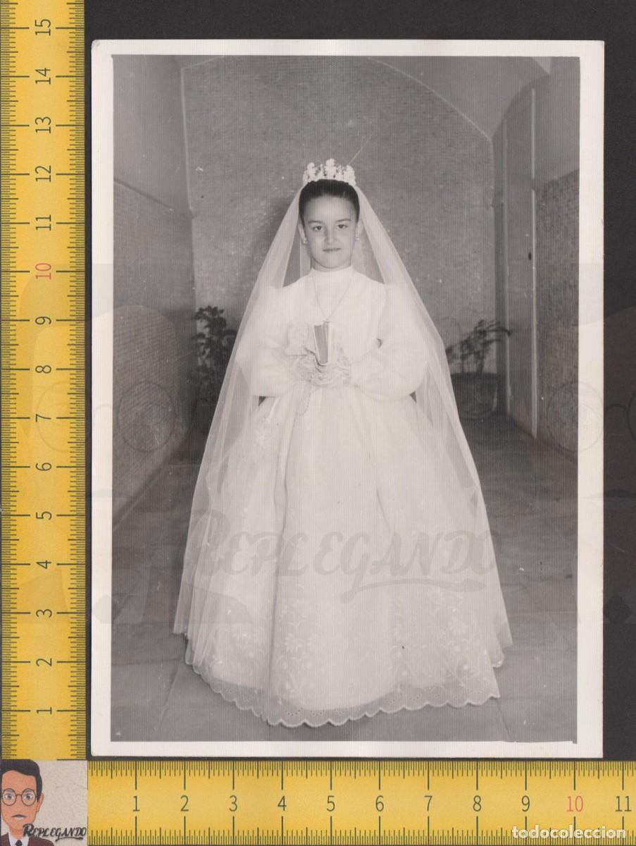 Fotograf&iacute;a antigua: NI&Ntilde;A D&Iacute;A 1&ordf; COMUNION CON VESTIDO BLANCO VELO Y MISAL - FOTO ANTIGUA A&Ntilde;OS 50/60 - ESPA&Ntilde;A INFANCIA