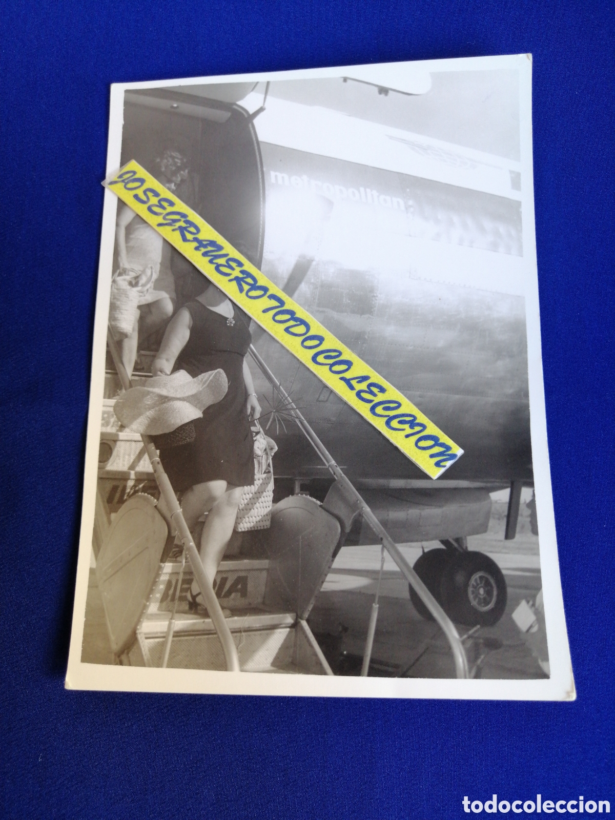 Fotografia antiga: AVION METROPOLITAN - IBERIA CON MODELOS BAJANDO ESCALERAS SELLO AEROPUERTO MANISES (BENIMAMET)