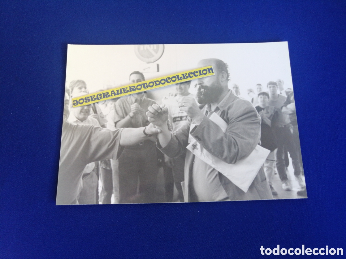 Fotografia antica: HUELGA GENERAL 28 MAYO A&Ntilde;O 1992 -VALENCIA - SINDICALISTAS QUEMANDO TARJETA CORTE INGL&Eacute;S -FOTO