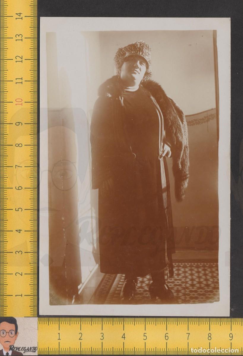 Fotografia antiga: ELEGANTE MUJER POSA CON SOMBRERO ABRIGO Y PIEL DE ANIMAL - MODA &Eacute;POCA - FOTO ANTIGUA A&Ntilde;O 1921 ESPA&Ntilde;A
