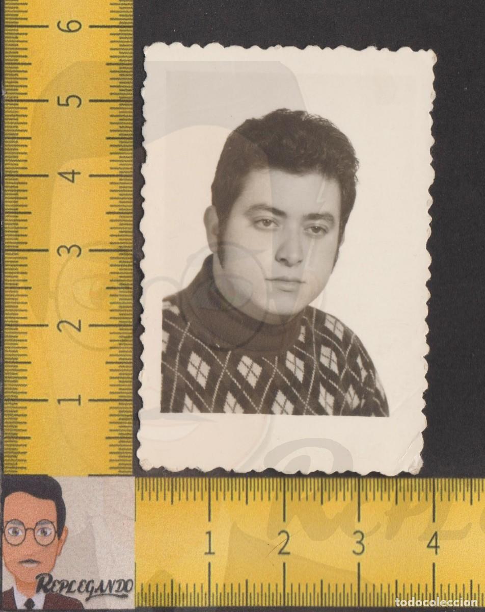 Fotografia antiga: RETRATO GUAPO HOMBRE CHICO JOVEN CON JERSEY DE ROMBOS - FOTO ANTIGUA ESTUDIO A&Ntilde;OS 60 - LGTB ESPA&Ntilde;A