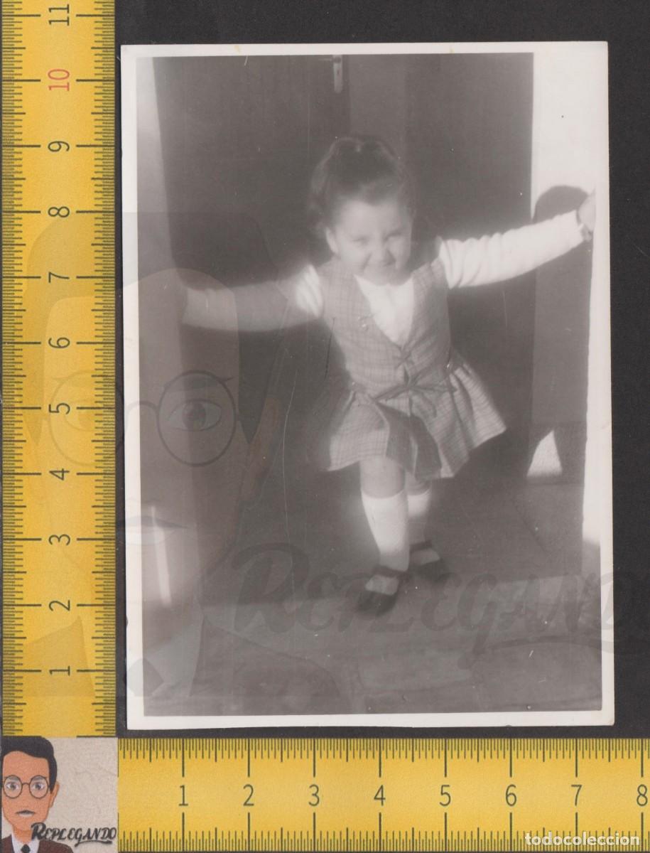 Fotografia antiga: SIMP&Aacute;TICA NI&Ntilde;A SONRIE CON VESTIDO MEDIAS Y ZAPATOS CHAROL - FOTO ANTIGUA A&Ntilde;OS 60 - INFANCIA ESPA&Ntilde;A