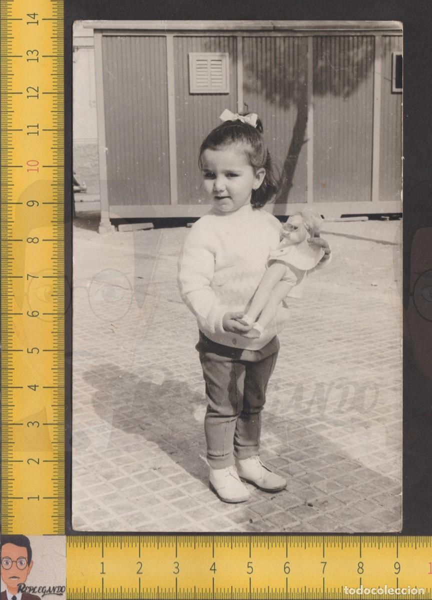 Fotografia antiga: SIMP&Aacute;TICA NI&Ntilde;A POSA EN CALLE CON MU&Ntilde;ECA JUGUETE - FOTO ANTIGUA A&Ntilde;OS 50/60 - ESPA&Ntilde;A