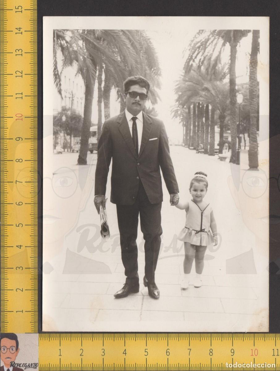 Alte Fotografie: PASEANDO CON PAP&Aacute; - NI&Ntilde;A Y HOMBRE CAMINAN DE LA MANO PASEO PALMERAS - FOTO ANTIGUA A&Ntilde;OS 50/60