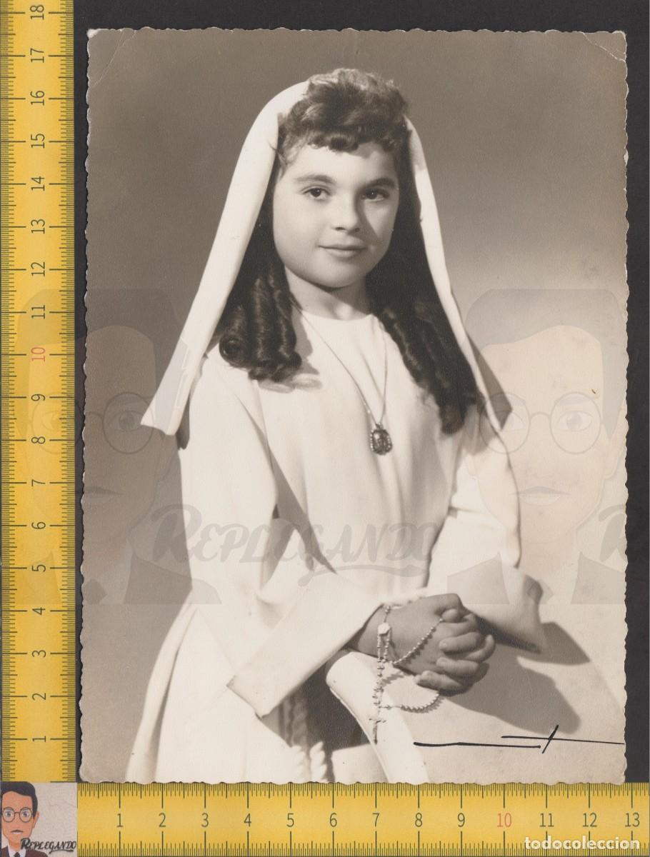 Alte Fotografie: RETRATO NI&Ntilde;A VESTIDO 1&ordf; COMUNI&Oacute;N VELO ROSARIO Y MEDALLA - FOTO ANTIGUA ESTUDIO A&Ntilde;OS 50 - ESPA&Ntilde;A