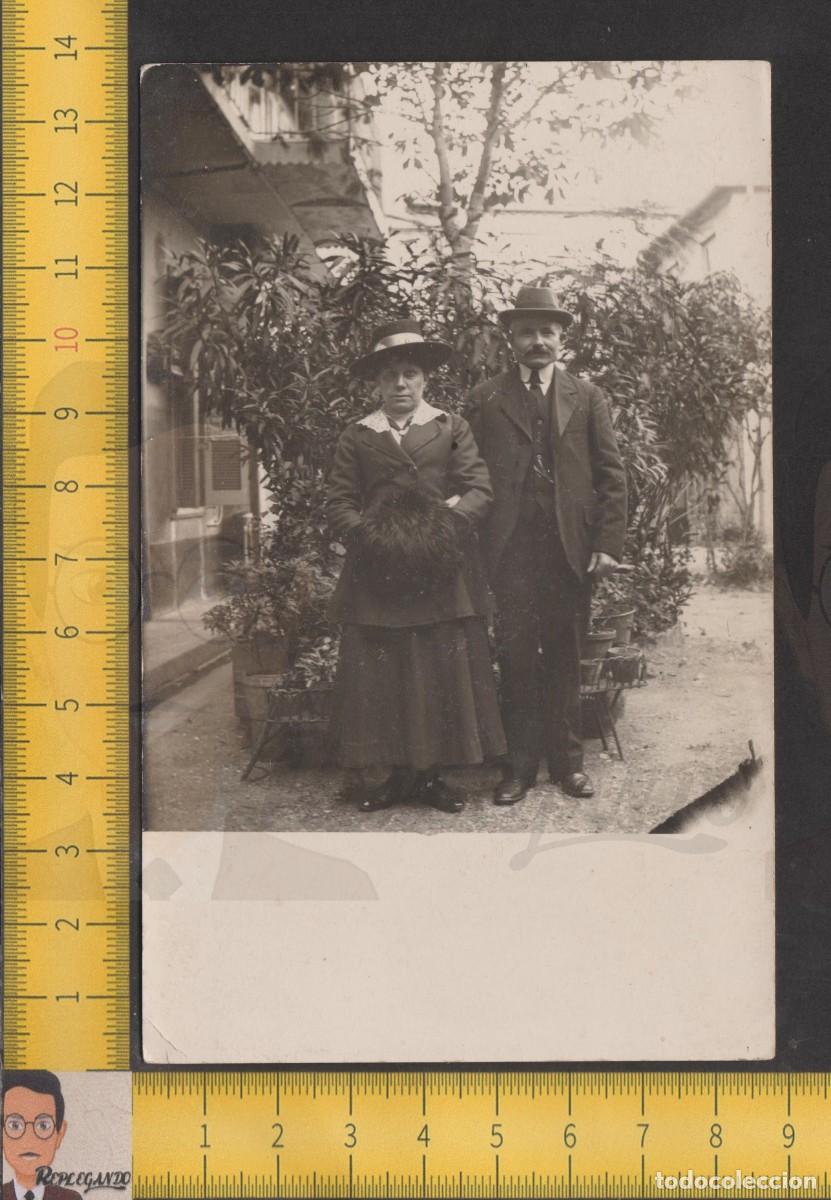 Alte Fotografie: PAREJA MUJER Y HOMBRE SOMBRERO EN JARD&Iacute;N MACETAS FLORES - MATRIMONIO - FOTO ANTIGUA CIRCA 1900