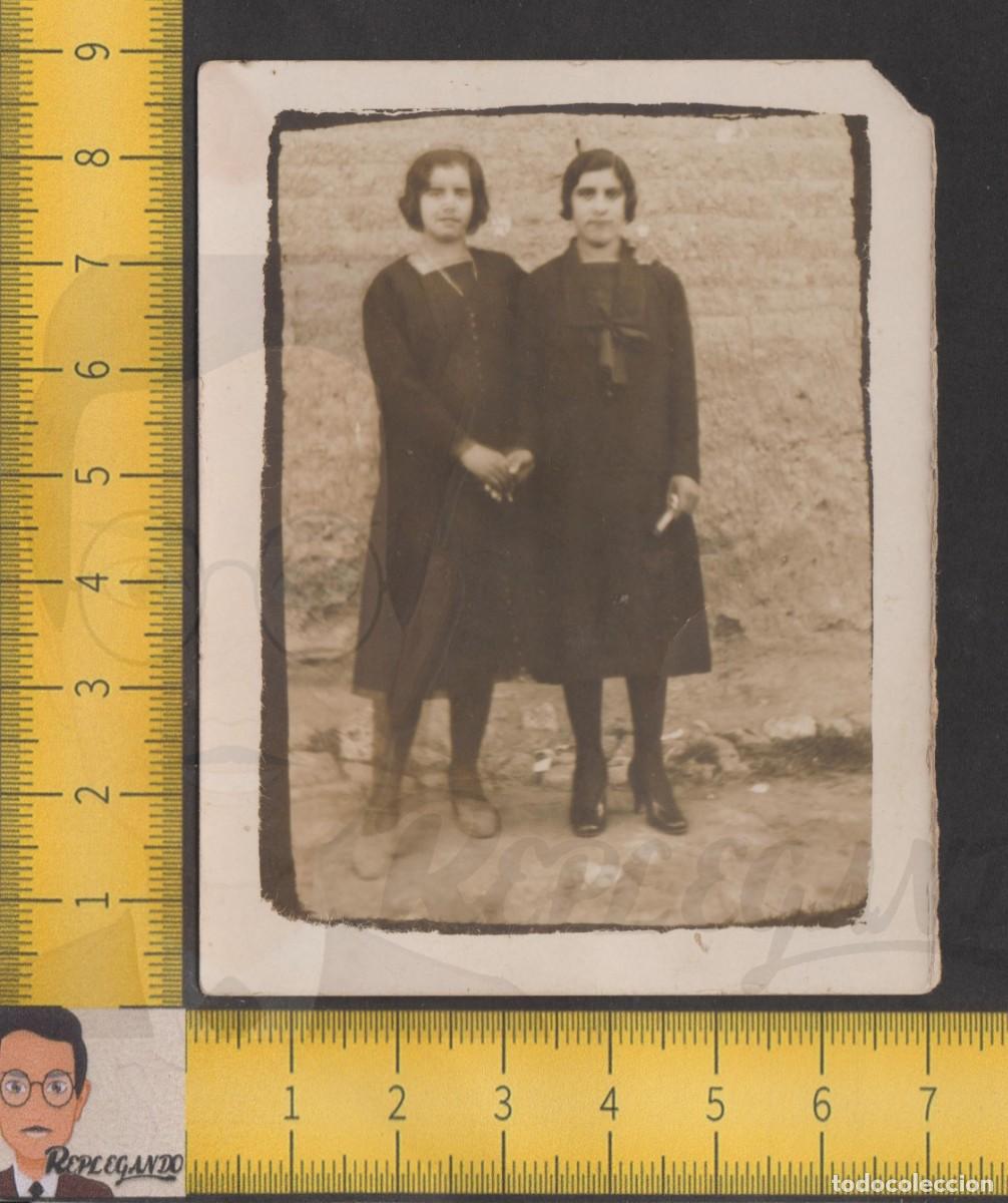 Antique Photography: PAREJA CHICAS VESTIDO NEGRO COGIDAS DE MANO EN CALLE - AMIGAS - FOTO ANTIGUA MINUTERO A&Ntilde;OS 40 ESPA&Ntilde;A