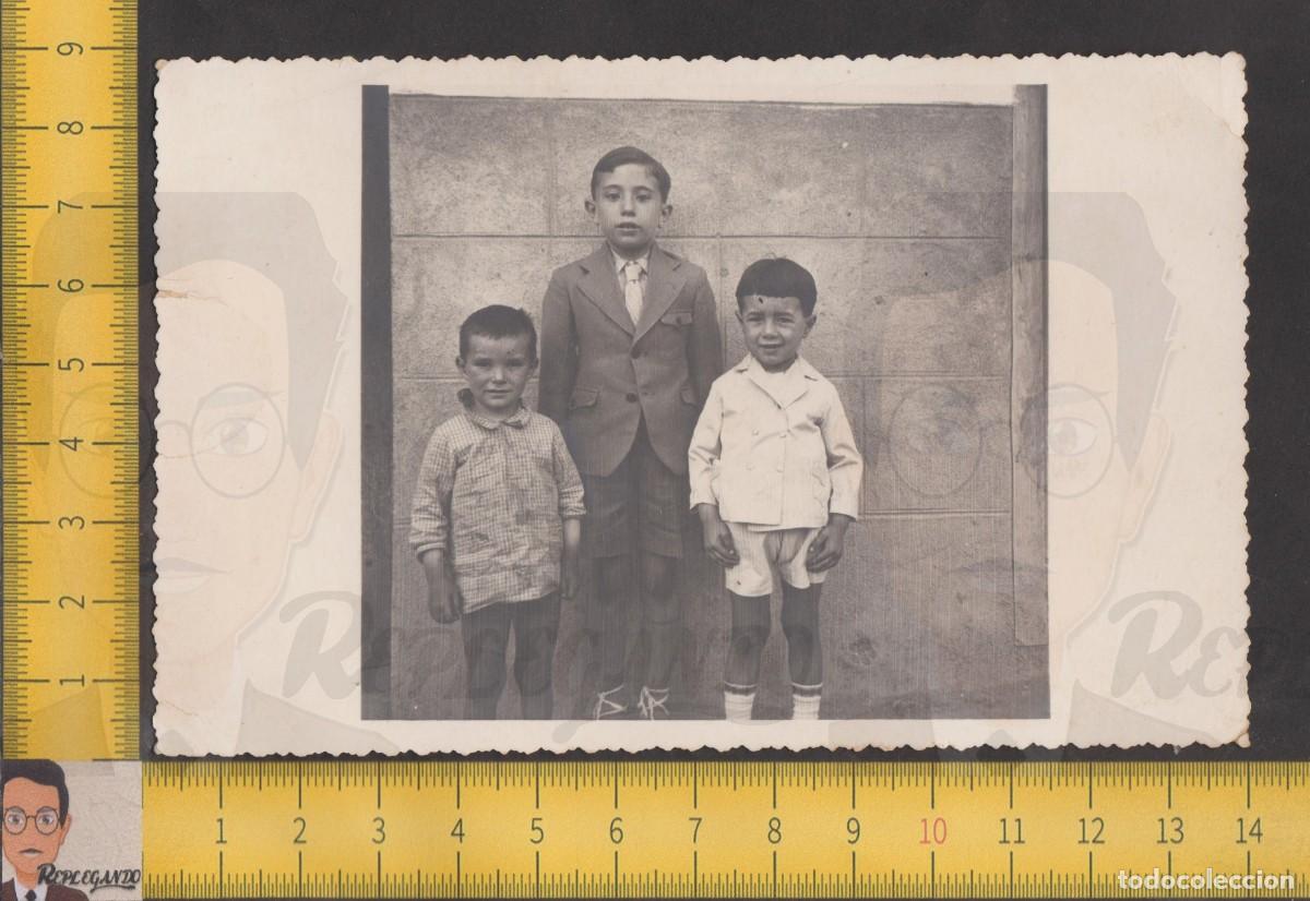 Fotografia antica: TR&Iacute;O DE NI&Ntilde;OS POSANDO DE PIE EN CALLE - AMIGOS COLEGAS - FOTO ANTIGUA MINUTERO A&Ntilde;OS 40/50 - ESPA&Ntilde;A
