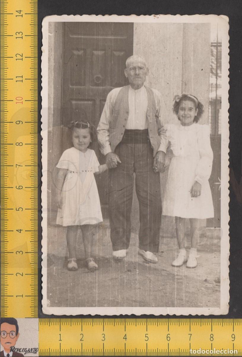 Fotografia antiga: EL ABUELO Y SUS DOS NIETAS - HOMBRE AGRICULTOR CAMPO Y NI&Ntilde;AS - FOTO ANTIGUA A&Ntilde;OS 50 - ESPA&Ntilde;A RURAL
