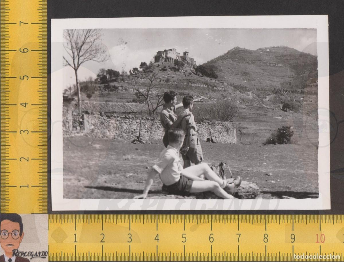 Fotografia antica: EXCURSIONISTAS CATALANES CERCA IGLESIA &iquest;SOLERS? - PAISAJE CATALUNYA - FOTO ANTIGUA A&Ntilde;O 1955