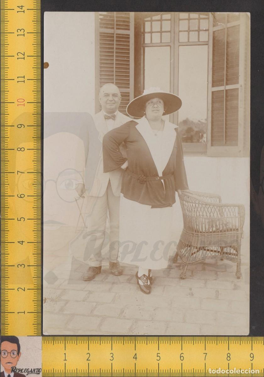 Fotografia antiga: MATRIMONIO CLASE ALTA POSA EN JARD&Iacute;N CON SILL&Oacute;N MIMBRE - PAREJA - FOTO POSTAL ANTIGUA CIRCA 1920