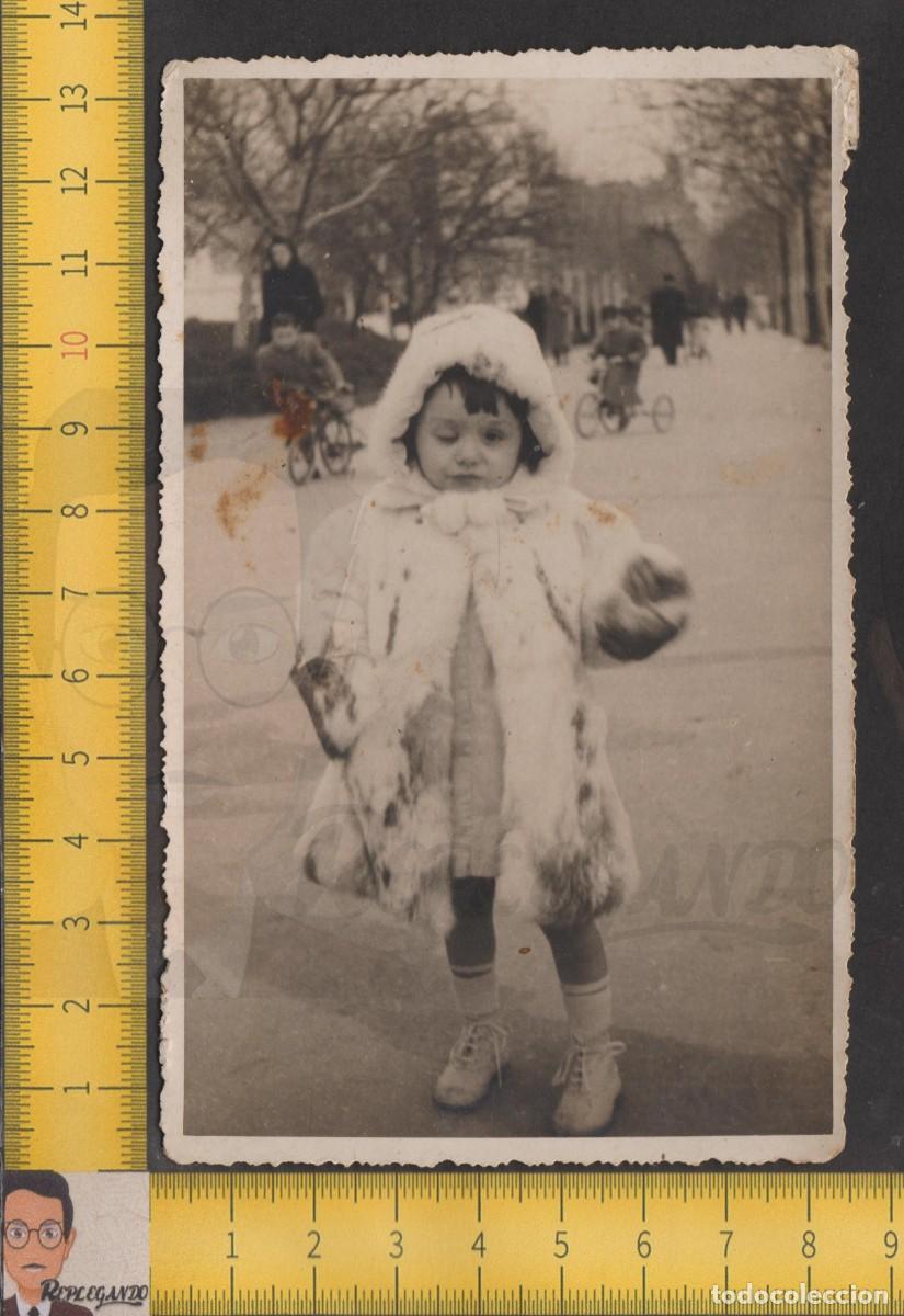 Alte Fotografie: SIMP&Aacute;TICA NI&Ntilde;A TUERTA ABRIGO PIEL BLANCO Y NI&Ntilde;OS TRICICLO - FOTO ANTIGUA A&Ntilde;OS 50 - INFANCIA ESPA&Ntilde;A