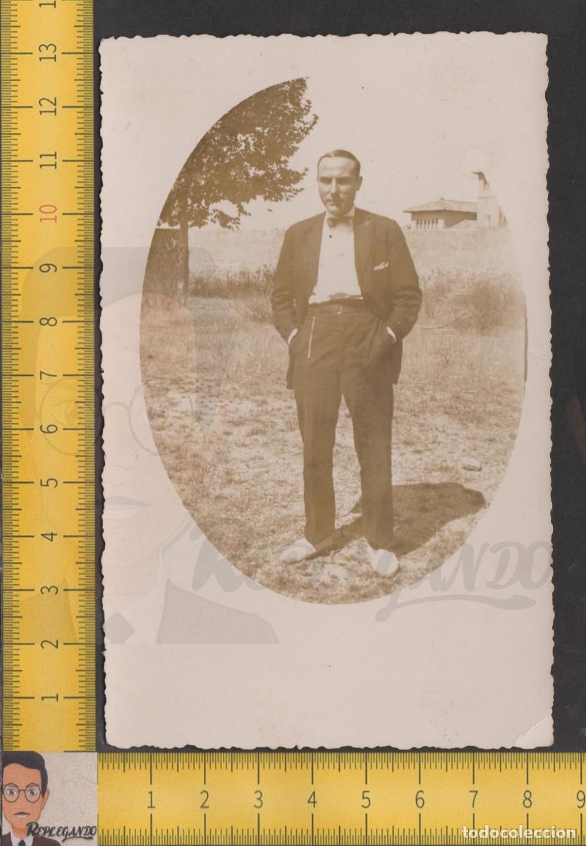 Fotografia antiga: ELEGANTE HOMBRE AMERICANA CAMISA PAJARITA Y ALPARGATAS EN CAMPO - FOTO POSTAL ANTIGUA A&Ntilde;OS 30