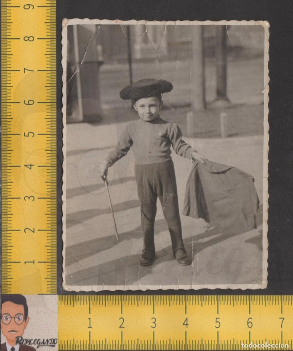 Fotografia antica: NI&Ntilde;O TOREANDO CON CAPOTE - TORERO - FOTO ANTIGUA A&Ntilde;OS 50 - MATADOR TOROS ESPA&Ntilde;A INFANCIA JUGUETE