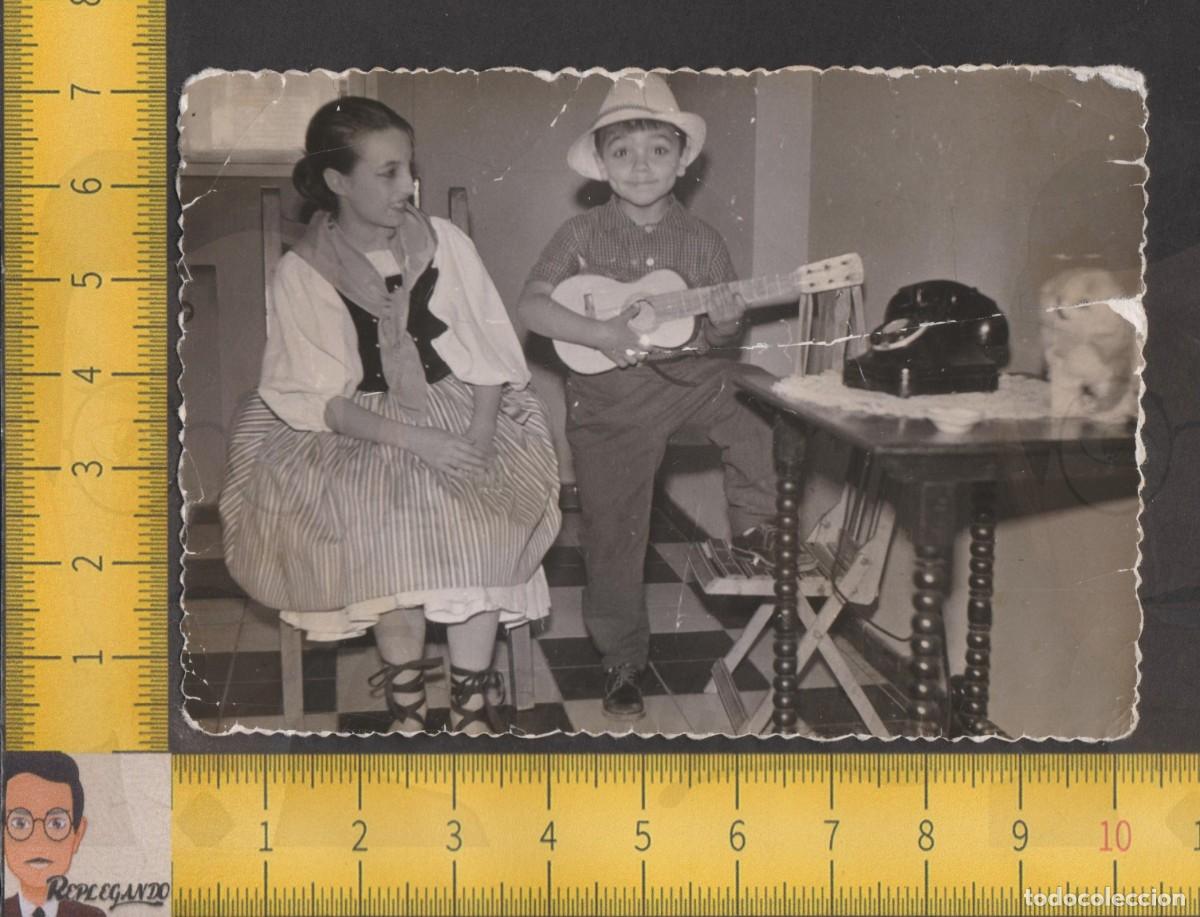 Fotografia antica: LA SONRISA DEL GUITARRISTA : SIMP&Aacute;TICA PAREJA NI&Ntilde;OS TOCANDO GUITARRA - FOTO ANTIGUA A&Ntilde;OS 60 -JUGUETE