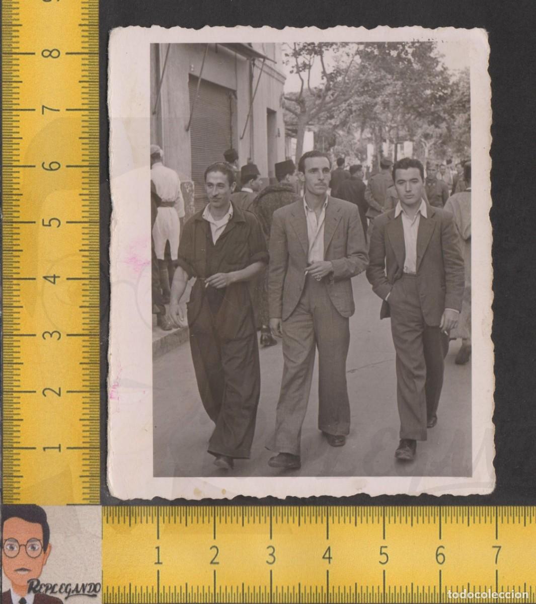 Fotografia antiga: TR&Iacute;O GUAPOS HOMBRES CHICOS J&Oacute;VENES PASEAN POR CALLE TETU&Aacute;N PROTECTORADO - FOTO ANTIGUA A&Ntilde;O 1944