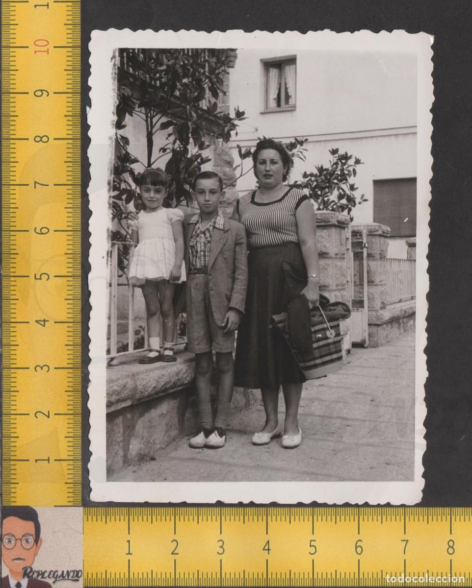 Fotografia antica: RETRATO FAMILIAR - MADRE POSA CON SUS DOS HIJOS - MUJER Y NI&Ntilde;OS - FOTO ANTIGUA A&Ntilde;OS 50/60 ESPA&Ntilde;A