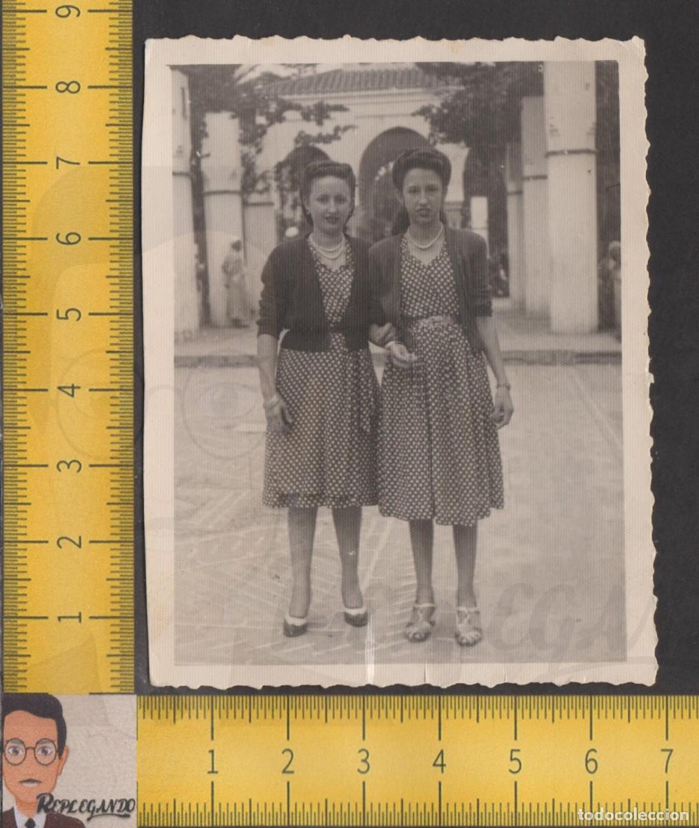 Alte Fotografie: PAREJA GUAPAS MUJERES CHICAS J&Oacute;VENES VESTIDO TOPOS EN TETU&Aacute;N PROTECTORADO - FOTO ANTIGUA A&Ntilde;O 1948
