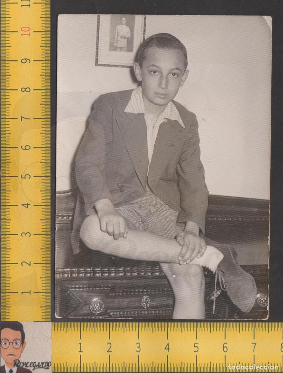 Fotografia antica: SIMP&Aacute;TICO NI&Ntilde;O REPEINADO POSA SENTADO EN MESA ESCRITORIO - FOTO ANTIGUA A&Ntilde;OS 50 - ESPA&Ntilde;A INFANCIA
