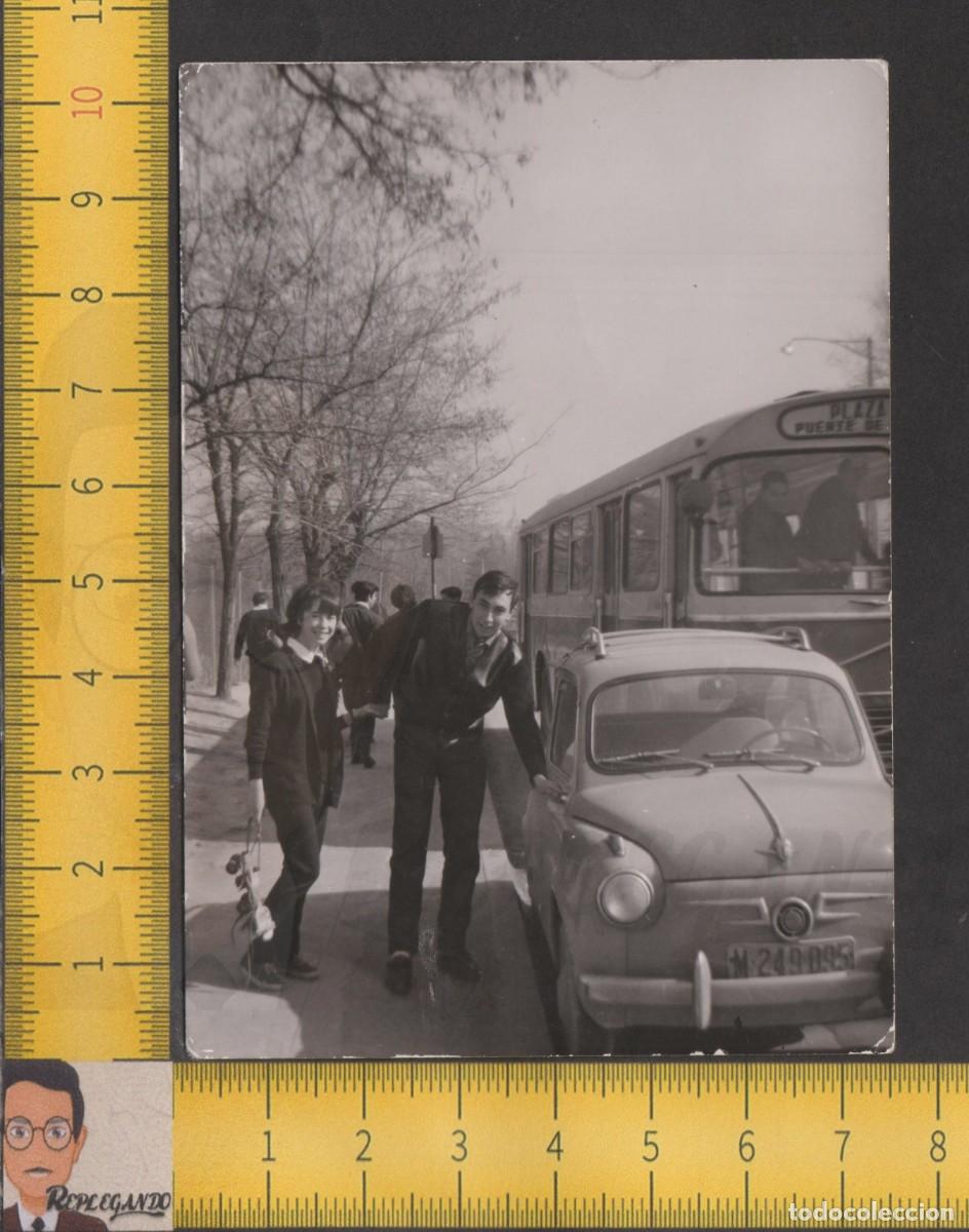 Fotograf&iacute;a antigua: MADRID : PAREJA COCHE SEAT 600 Y AUTOB&Uacute;S PLAZA MAYOR &ndash; PUENTE DE VALLECAS : FOTO ANTIGUA A&Ntilde;OS 50/60