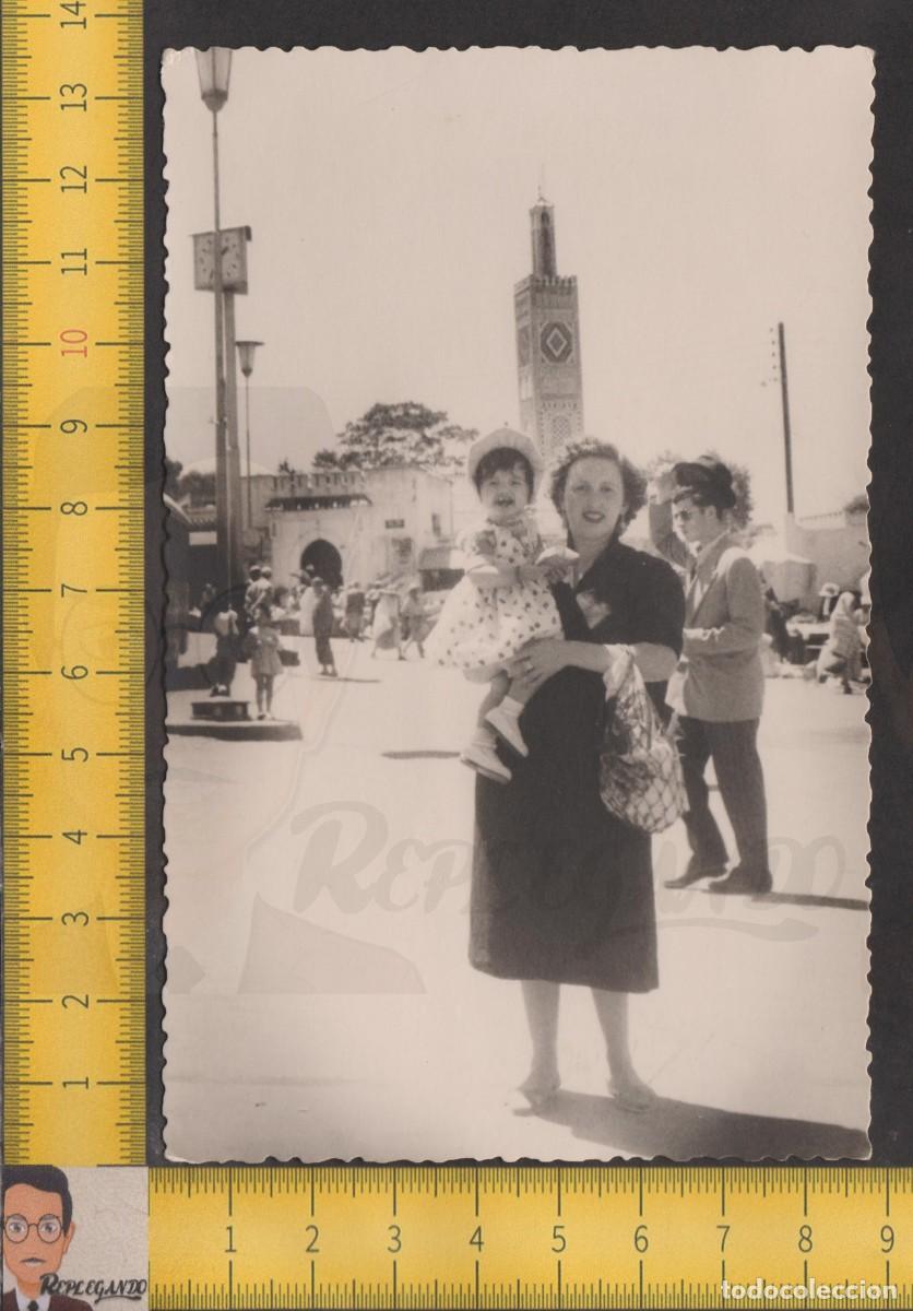 Fotografia antiga: TANGER (MARRUECOS): MUJER Y NI&Ntilde;A EN BRAZOS MEZQUITA SIDI BOU ABID ZOCO GRANDE - FOTO ANTIGUA A&Ntilde;OS 50