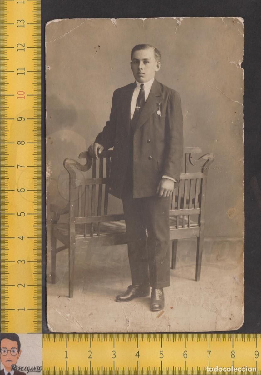 Alte Fotografie: RETRADO HOMBRE ELEGANTE CON TRAJE NEGRO - SE&Ntilde;OR POSA CON SILL&Oacute;N - FOTO ANTIGUA ESTUDIO A&Ntilde;OS 20/30