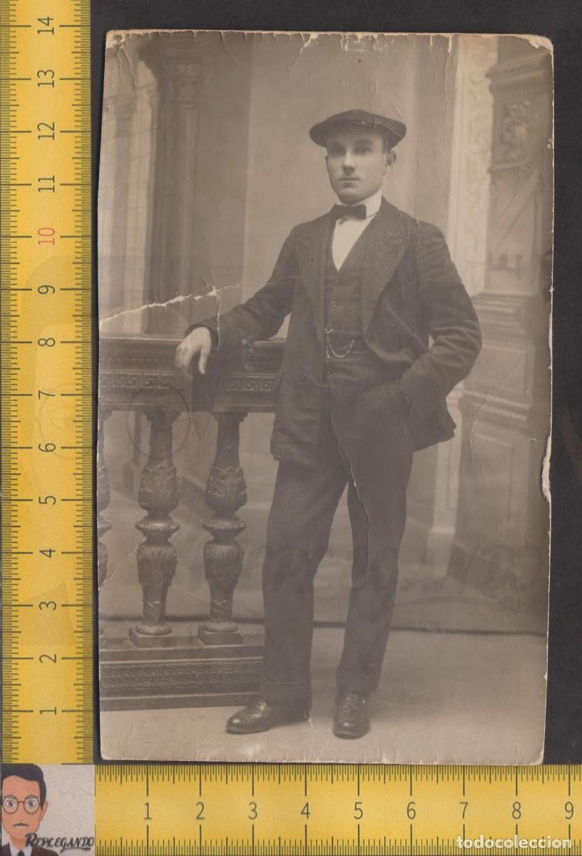 Antique Photography: GUAPO HOMBRE CHICO JOVEN POSA CON TRAJE Y GORRA EN BARANDILLA - FOTO ANTIGUA ESTUDIO A&Ntilde;OS 20/30
