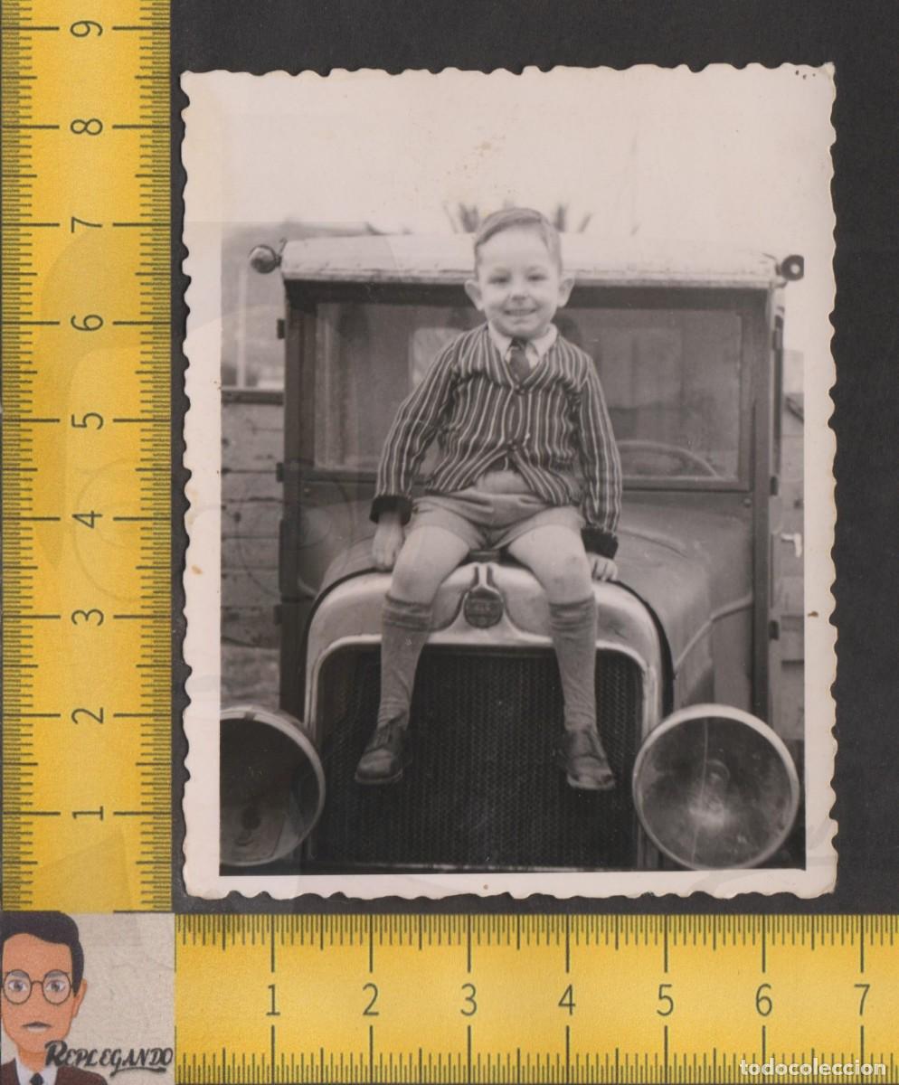 Fotografia antica: RETRATO SIMP&Aacute;TICO NI&Ntilde;O SENTADO SOBRE CAP&Oacute; COCHE &Eacute;POCA CL&Aacute;SICO - FOTO ANTIGUA A&Ntilde;OS 30/40 - INFANCIA
