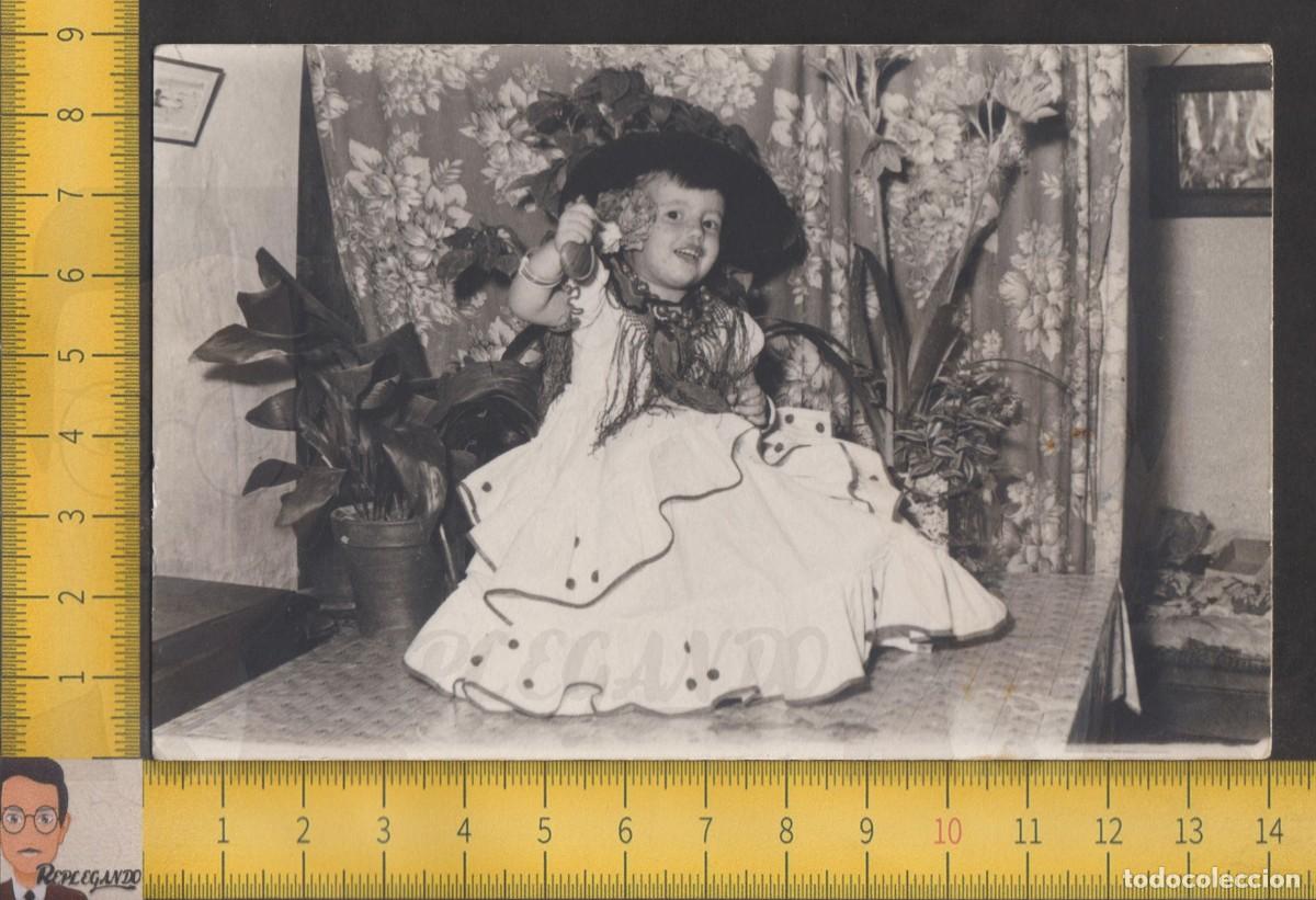 Fotografia antica: NI&Ntilde;A VESTIDO GITANA ANDALUZ SOMBRERO CORDOB&Eacute;S POSA CON CASTA&Ntilde;UELAS - FOTO ANTIGUA A&Ntilde;OS 50/60