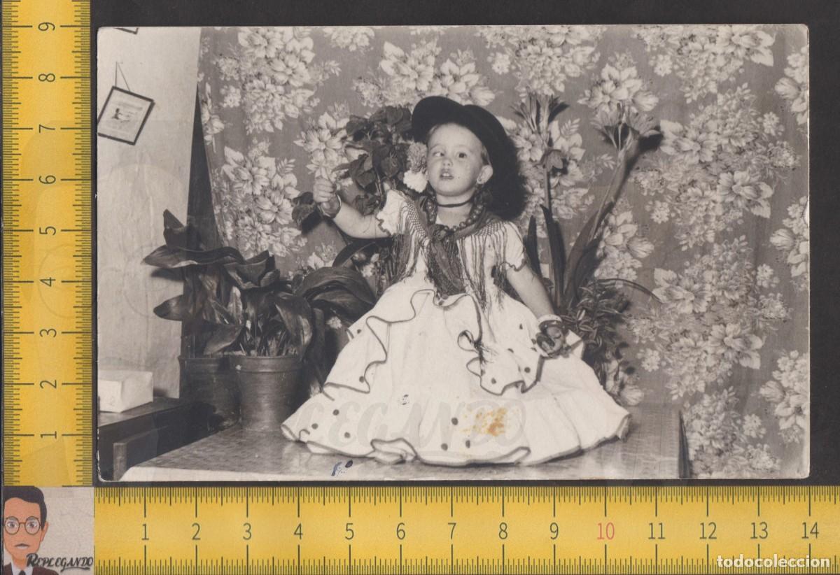 Fotografia antica: NI&Ntilde;A VESTIDO GITANA ANDALUZ SOMBRERO CORDOB&Eacute;S POSA CON CASTA&Ntilde;UELAS - FOTO ANTIGUA A&Ntilde;OS 50/60