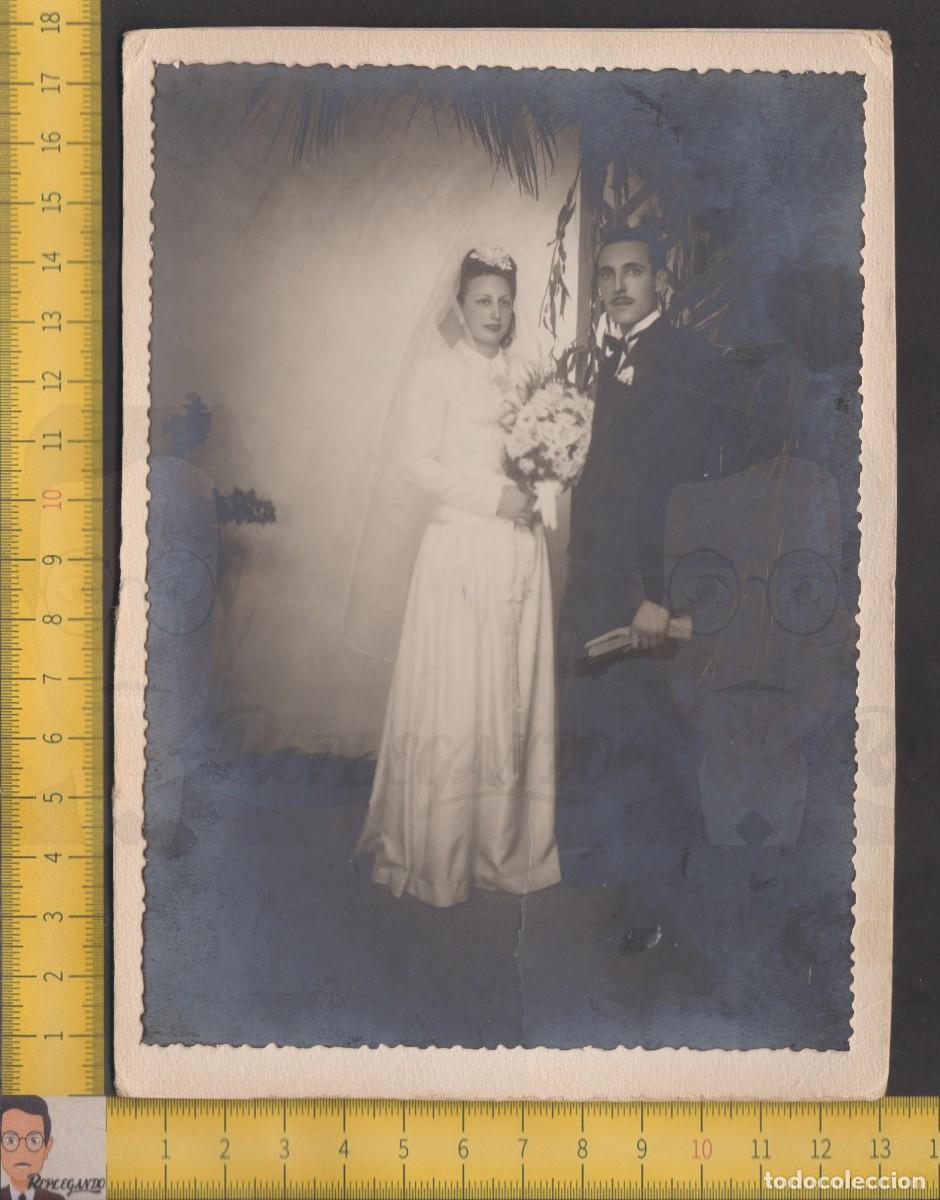 Fotografia antica: PAREJA DE NOVIOS D&Iacute;A DE BODA / NOVIA RAMO Y NOVIO GUANTES / FOTO ANTIGUA ESTUDIO A&Ntilde;OS 50 / ESPA&Ntilde;A