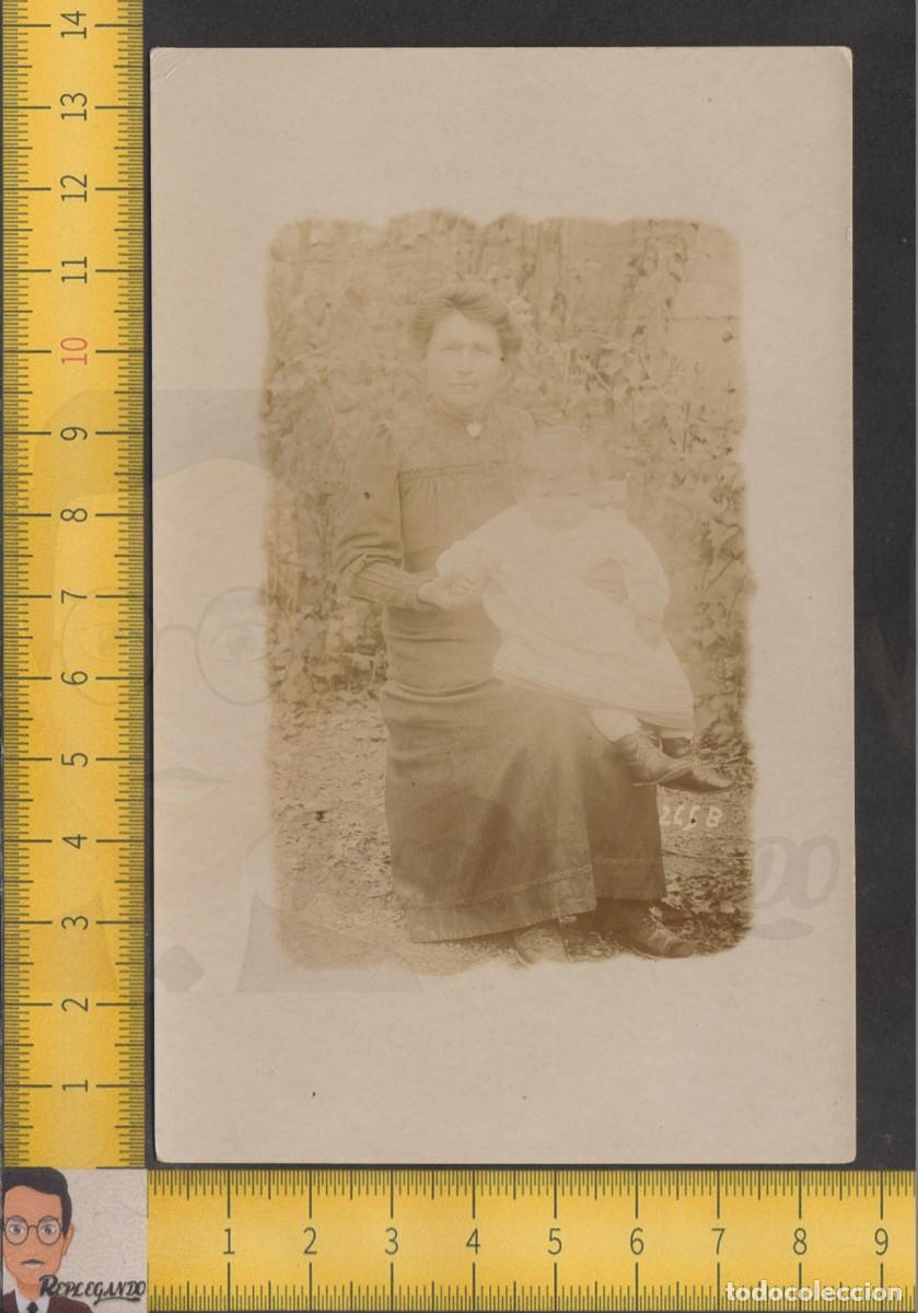 Fotografia antica: RETRATO MADRE E HIJO - MUJER SER&Iacute;A CON NI&Ntilde;O EN REGAZO - FOTO ANTIGUA CIRCA 1900 - NI&Ntilde;EZ INFANCIA
