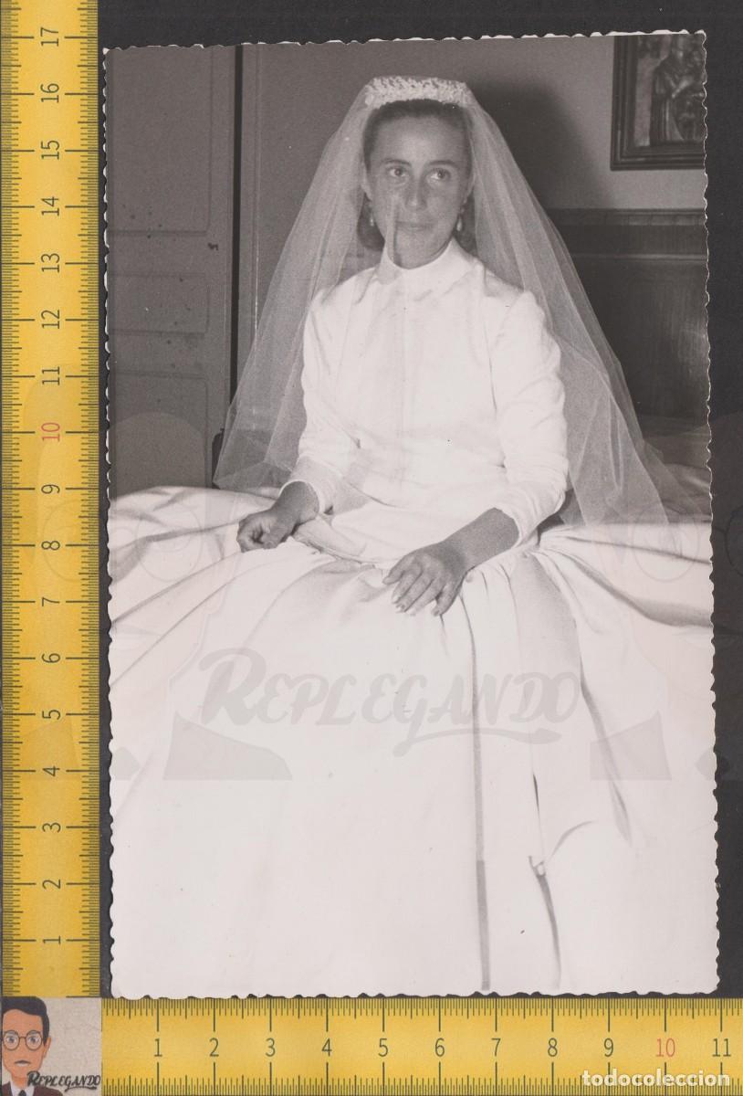 Fotografia antica: GUAPA NOV&Iacute;A VESTIDO BLANCO SONRIE SENTADA SOBRE CAMA DORMITORIO - FOTO ANTIGUA A&Ntilde;OS 50/60 - ESPA&Ntilde;A