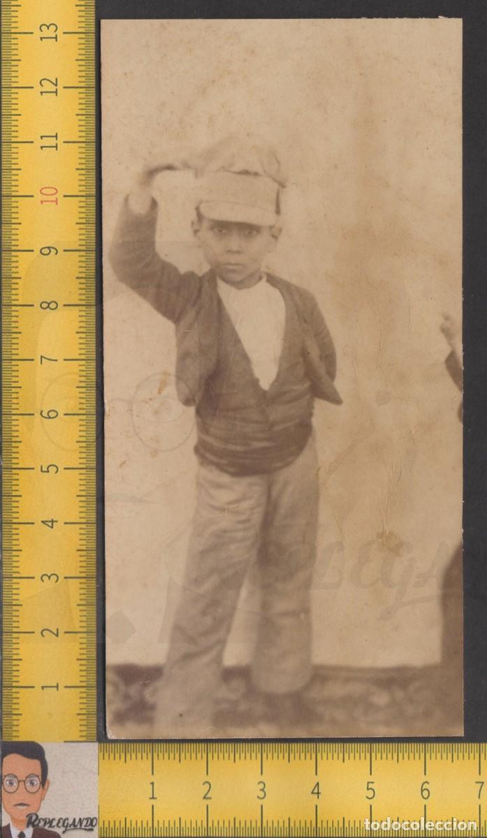 Fotografia antica: SERIO NI&Ntilde;O CHALECO Y GRAN GORRA VISERA POSA BAILANDO - FOTO ANTIGUA CIRCA 1900 - INFANCIA ESPA&Ntilde;A