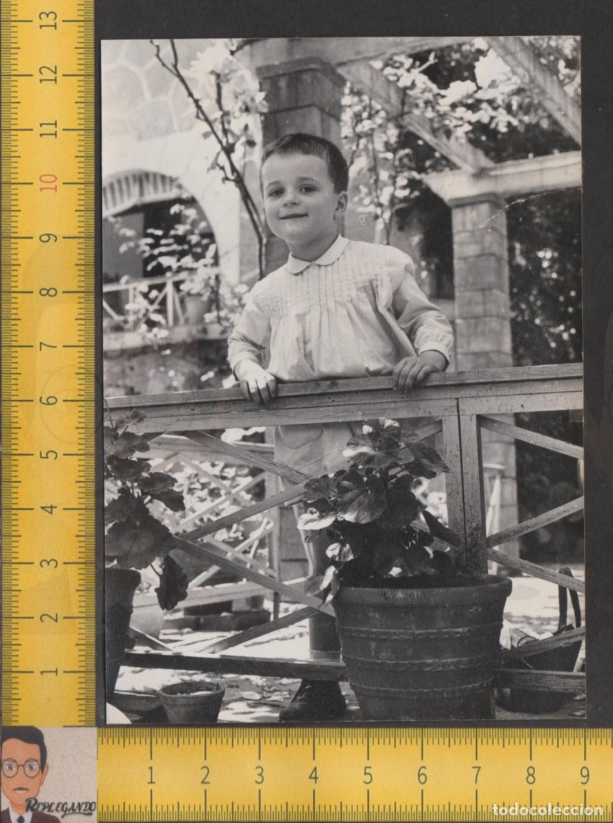 Alte Fotografie: NI&Ntilde;O SONRIE FELIZ BARANDILLA JARDIN MACETAS FLORES / FOTO ANTIGUA A&Ntilde;O 1956 / INFANCIA ESPA&Ntilde;A