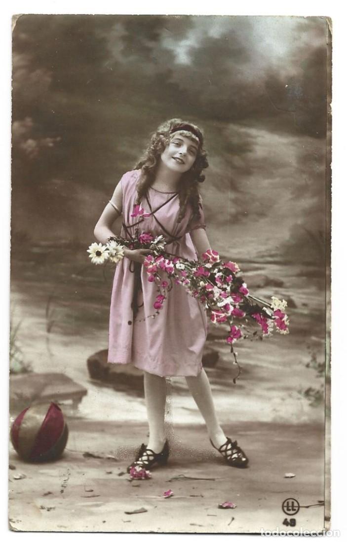 Fotograf&iacute;a antigua: NI&Ntilde;A CON RAMO DE FLORES