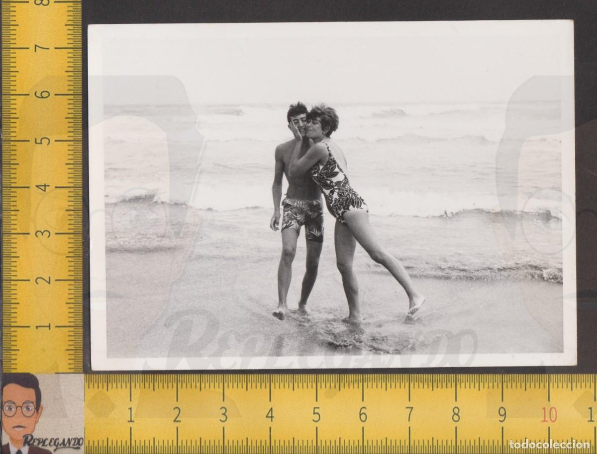 Fotografia antiga: EL BESO DEL MAR - PAREJA MUJER HOMBRE JOVEN BA&Ntilde;ADOR BESO PLAYA - FOTO ANTIGUA A&Ntilde;OS 60 - ESPA&Ntilde;A AMOR