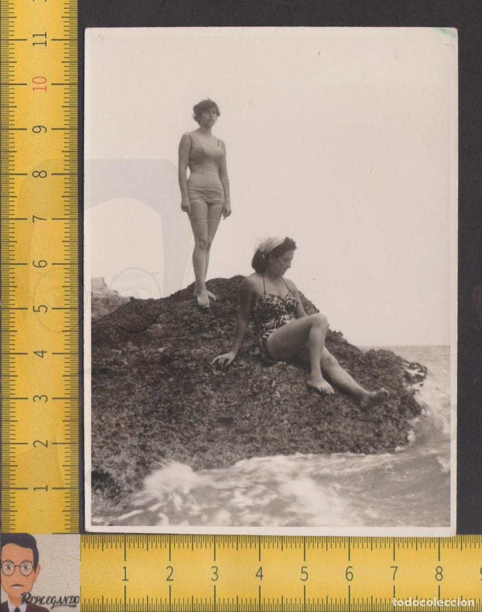 Fotograf&iacute;a antigua: PAREJA MUJERES BA&Ntilde;ADOR POSAN EN GRAN ROCA PLAYA MAR - FOTO ANTIGUA A&Ntilde;OS 50/60 - SEXY ESPA&Ntilde;A VERANO