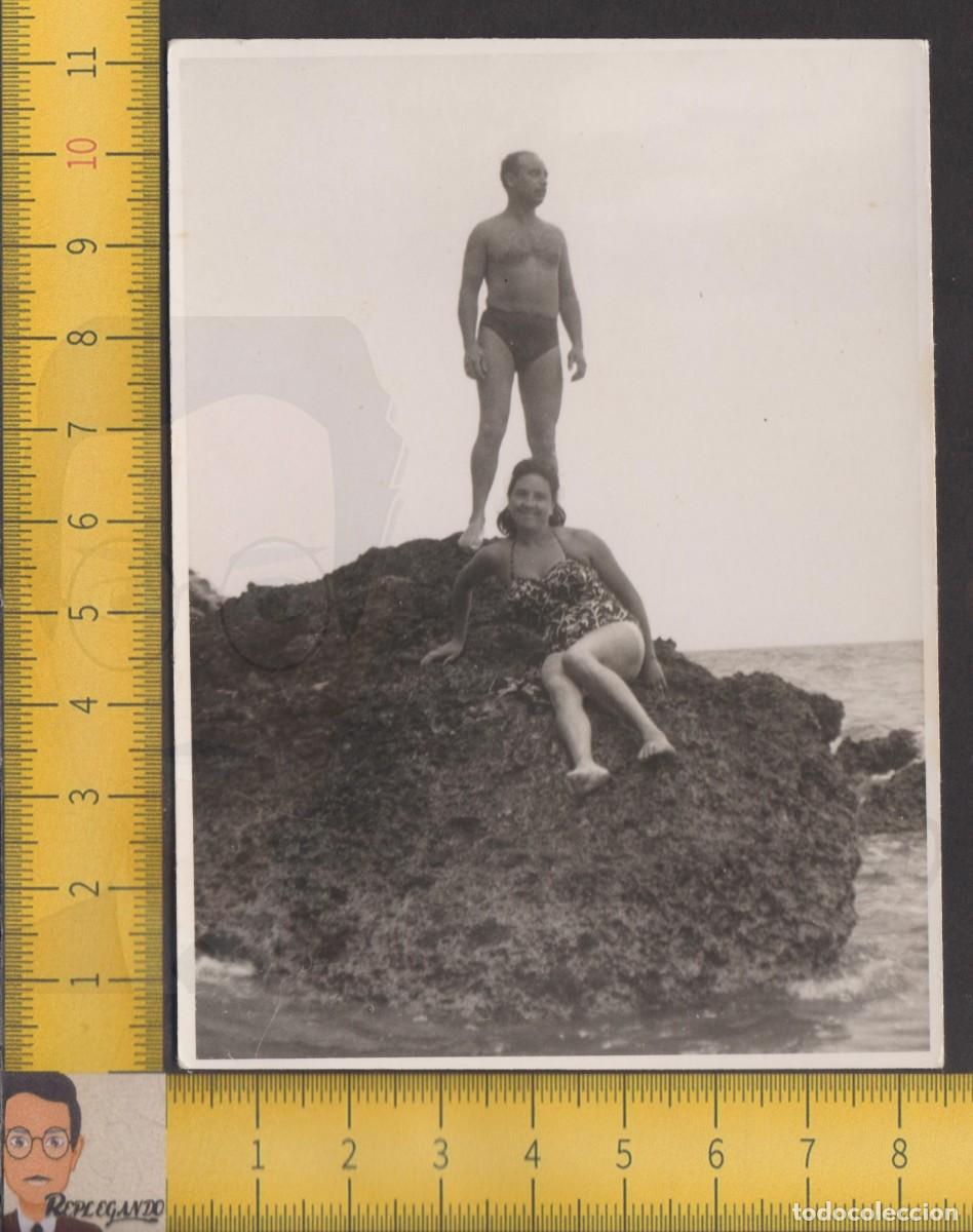 Fotografia antiga: PAREJA HOMBRE Y MUJER BA&Ntilde;ADOR POSAN EN GRAN ROCA PLAYA MAR - FOTO ANTIGUA A&Ntilde;OS 50/60 - ESPA&Ntilde;A VERANO
