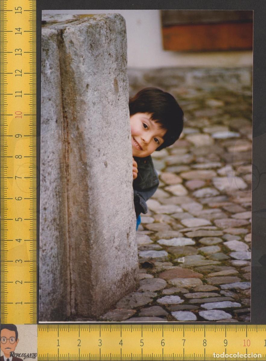 Fotografia antiga: LA FELICIDAD SE ASOMA - NI&Ntilde;O SE ESCONDE CALLE ADOQUINES - FOTO VINTAGE A&Ntilde;OS 80 - INFANCIA ESPA&Ntilde;A