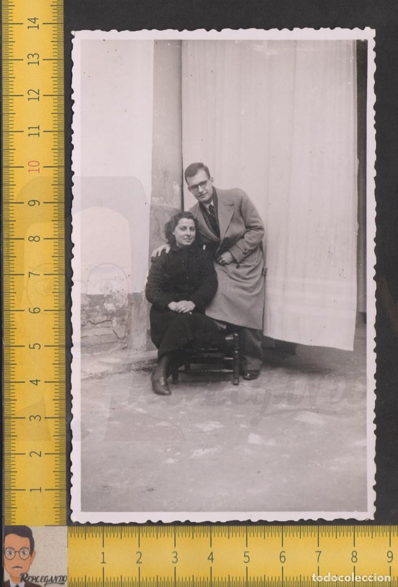 Fotografia antiga: PAREJA NOVIOS ENAMORADOS POSAN SENTADOS EN SILLA - MUJER Y HOMBRE - FOTO ANTIGUA A&Ntilde;OS 50 - VALENCIA