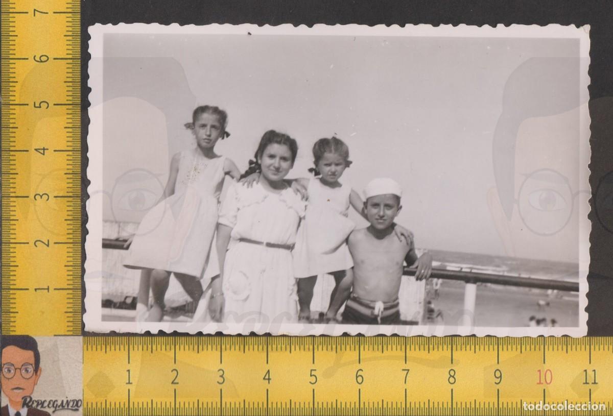 Antique Photography: PLAYA DE LAS ARENAS (VALENCIA): GRUPO NI&Ntilde;AS Y NI&Ntilde;O POSAN ABRAZADOS - BA&Ntilde;ISTAS - FOTO ANTIGUA A&Ntilde;OS 50