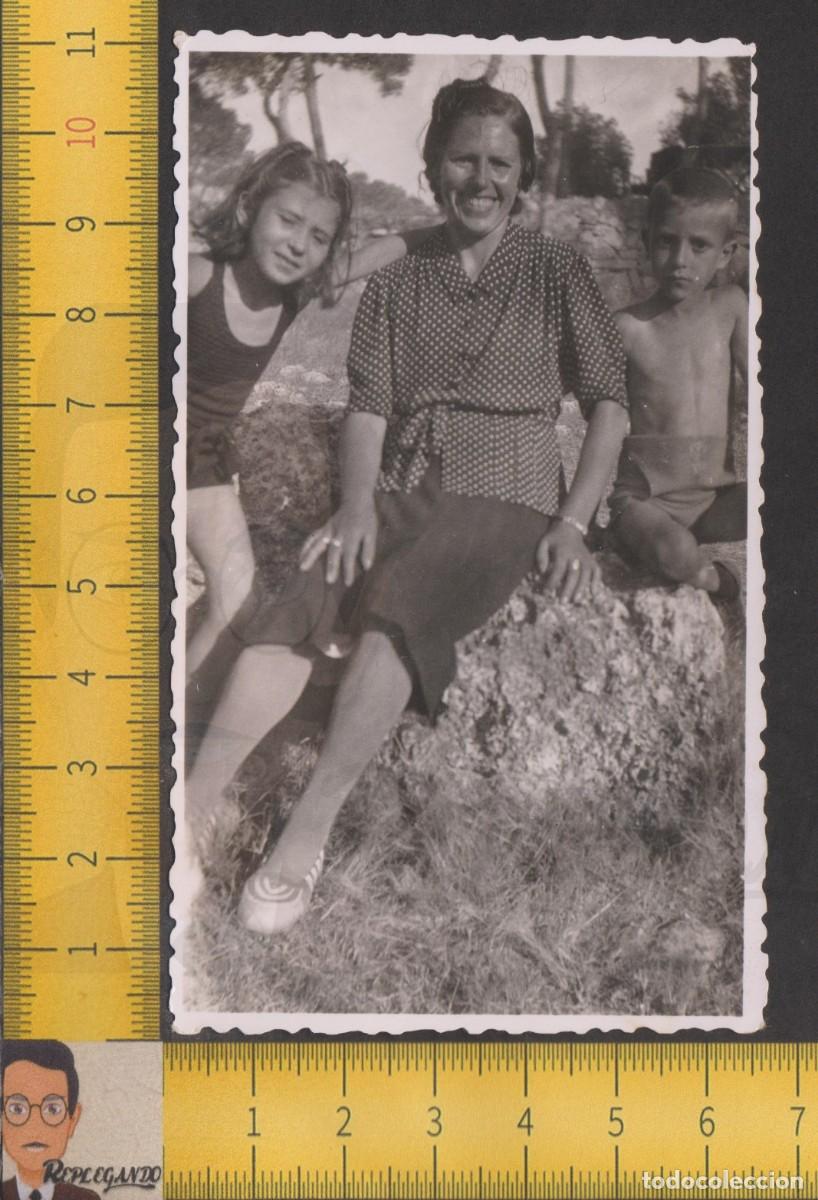 Fotografia antiga: MUJER CON SONRISA Y BLUSA DE LUNARES POSA CON PAREJA NI&Ntilde;OS - FOTO ANTIGUA A&Ntilde;OS 40/50 - ESPA&Ntilde;A