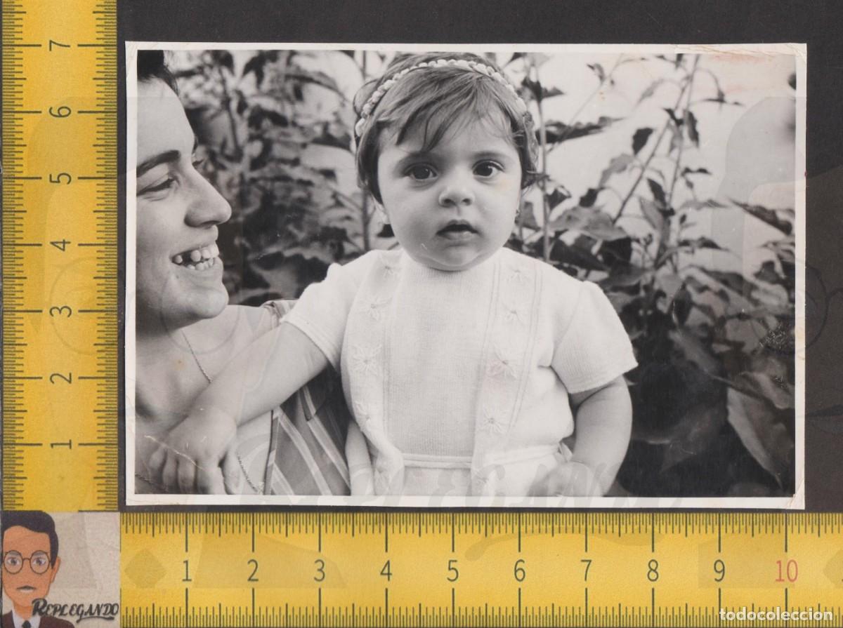 Fotografia antica: MADRE E HIJA - MUJER SONRISA Y SIMP&Aacute;TICA NI&Ntilde;A EN BRAZOS - FOTO ANTIGUA A&Ntilde;OS 50/60 - INFANCIA ESPA&Ntilde;A