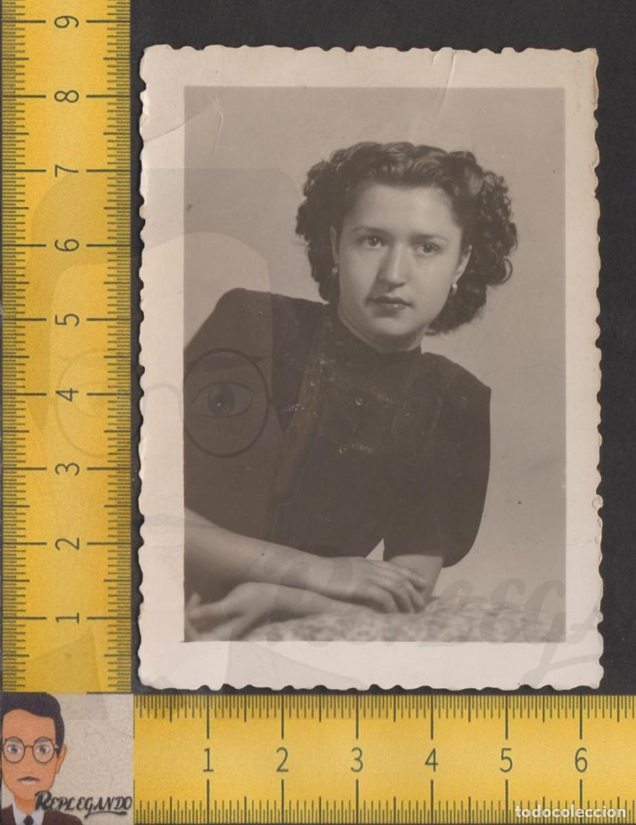 Fotografia antiga: RETRATO GUAPA MUJER CHICA JOVEN POSA CON VESTIDO NEGRO - FOTO ANTIGUA ESTUDIO A&Ntilde;OS 50 - ESPA&Ntilde;A